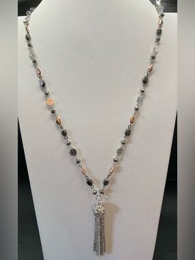 NINE WEST MULTI TONE LONG HAMMERED 
LARIAT 
NECKLACE WITH SILVER TASSEL